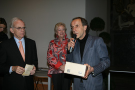 Consegna del riconoscimento a Enzo Cucchi da parte di Grazia e Gianni Bolongaro