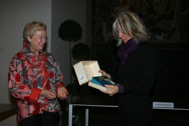 Consegna del riconoscimento a Barbara Radice Sottsass da parte di Grazia Bolongaro